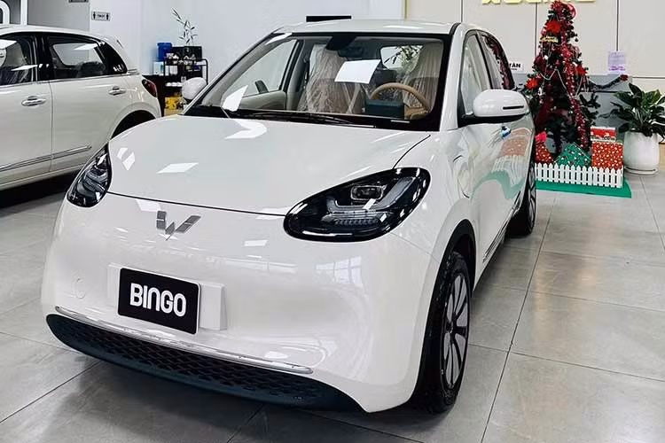 Theo đó, xe điện Wuling Bingo 2026 được phân phối tại Việt Nam với 3 phiên bản gồm: bản tiêu chuẩn, Plus và Max, cùng mức giá dự kiến lần lượt là 399 triệu, 469 triệu và 499 triệu đồng. So với bản cũ, giá khởi điểm vẫn giữ nguyên.