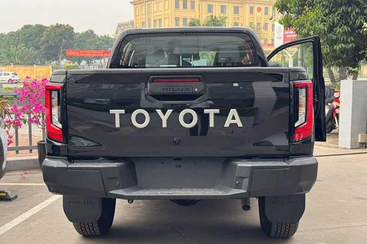 Hilux thế hệ mới duy trì khối động cơ 2.8L diesel tăng áp mã 1GD-FTV, cho công suất tối đa 204 mã lực và mô-men xoắn 500 Nm (hộp số tự động 6 cấp). Phiên bản hộp số sàn giới hạn mô-men xoắn ở mức 420 Nm. Xe có tùy chọn dẫn động cầu sau hoặc hệ dẫn động 4 bánh bán thời gian kèm khóa vi sai sau.Lần đầu tiên, hệ thống kiểm soát địa hình Multi-Terrain Select được trang bị, hỗ trợ 5 chế độ: Dirt, Sand, Mud, Rock và Deep Snow.
