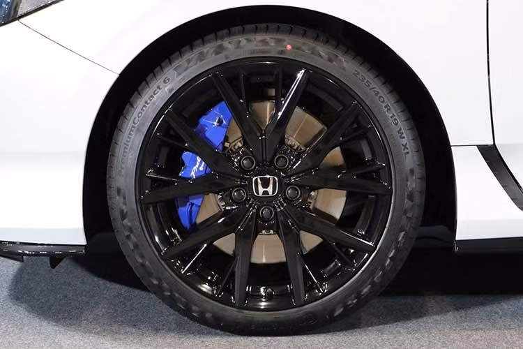 Hệ truyền động này được kết nối với công nghệ Honda S+ Shift, mô phỏng cảm giác chuyển số của hộp số tự động 8 cấp. Xe cũng được trang bị hệ thống treo trước dạng Dual-Axis Strut, giảm chấn thích ứng và phanh Brembo – thừa hưởng từ Civic Type R – nhằm nâng cao khả năng kiểm soát và trải nghiệm lái thể thao.