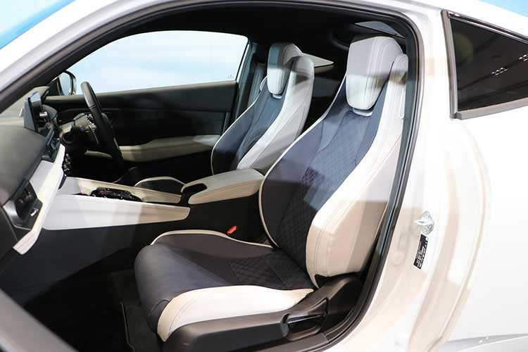 Đặc biệt, sự xuất hiện của hệ thống phanh Brembo danh tiếng là minh chứng rõ nét nhất cho sự đầu tư nghiêm túc của Honda về khía cạnh an toàn và trải nghiệm lái. Đây là những nâng cấp đắt giá, giúp mẫu coupe mới này tự tin đối đầu với các đối thủ trong cùng phân khúc.