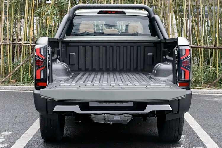 Trong khi đó, thiết kế của Rely 08 EV không khác nhiều so với phiên bản dùng động cơ đốt trong. Điểm khác biệt dễ nhận thấy nhất là cổng sạc cỡ lớn đặt ở lưới tản nhiệt phía trước, ngay bên dưới logo của thương hiệu. Theo truyền thông Trung Quốc, Chery sẽ cung cấp mẫu xe bán tải điện này với hai loại thùng là tiêu chuẩn và kéo dài.