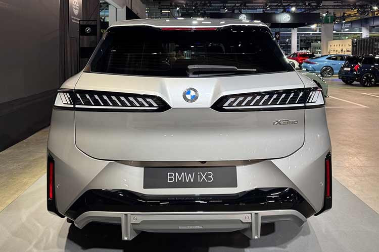 Tiếp đến là các màu sơn mới như xanh Eucalyptus Green và bạc Frozen Space Silver, cùng một số tinh chỉnh nội thất. BMW cũng bổ sung các tùy chọn mới như nẹp cốp bằng thép không gỉ, vô lăng màu trắng sáng và chìa khóa có sọc M.