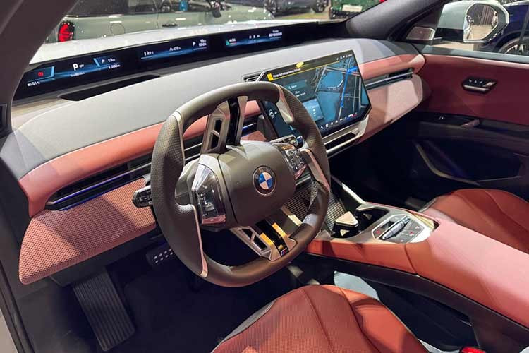 Tầm quan trọng của iX3 không chỉ dừng lại ở một mẫu SUV. Thay vào đó, đây là mẫu xe đầu tiên sử dụng nền tảng khung gầm Neue Klasse hoàn toàn mới của BMW. Đồng thời, xe cũng mang thiết kế Neue Klasse hiện đại và táo bạo. Ngôn ngữ thiết kế này cũng sẽ xuất hiện trên mẫu sedan thể thao thuần điện thay thế BMW 3-Series, dự kiến ra mắt vào cuối năm nay.