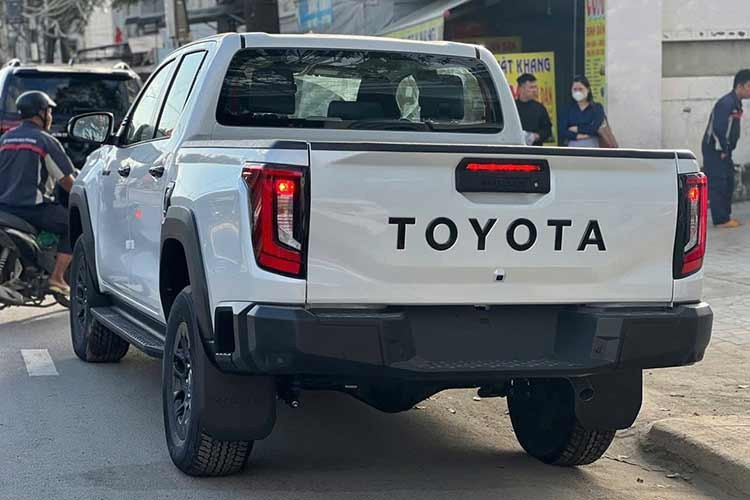 Xe sở hữu kích thước tổng thể (Dài x Rộng x Cao) khoảng 5.325 x 1.855 x 1.815 mm, với chiều dài cơ sở 3.085 mm và khoảng sáng gầm xe 286 mm. Lưới tản nhiệt cỡ lớn cùng cụm đèn LED sắc sảo tạo diện mạo bề thế ở phía trước, trong khi đuôi xe được tinh chỉnh với đèn hậu LED đồ họa mới, cản sau thiết kế lại và tay nắm thùng hàng mới.