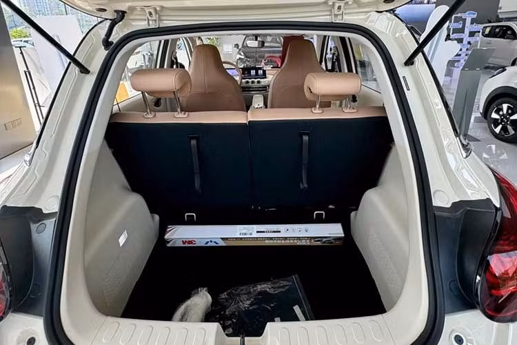 Về trang bị an toàn, mẫu xe vẫn duy trì các tính năng cơ bản như cảm biến lùi, giám sát áp suất lốp, phanh đĩa bốn bánh và hỗ trợ khởi hành ngang dốc. Sự khác biệt nằm ở số lượng túi khí khi bản tiêu chuẩn chỉ có 2 túi khí, còn hai bản cao cấp có 4 túi khí.