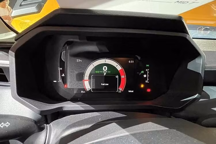 Bảng táp-lô cũng được thiết kế hoàn toàn mới kiểu dàn ngang hiện đại, nổi bật là hệ thống màn hình kép đồng kích thước 12,3 inch, bao gồm màn hình giải trí trung tâm và bảng đồng hồ kỹ thuật số sắc nét.