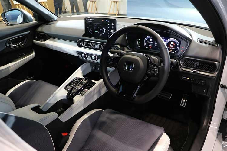 Để đảm bảo khả năng kiểm soát ổn định ở tốc độ cao, Honda đã trang bị cho Prelude e:HEV hàng loạt phụ tùng hiệu năng cao thường thấy trên các dòng xe đua đường phố. Hệ thống treo trước dạng Dual-Axis Strut kết hợp cùng giảm chấn thích ứng giúp xe vận hành linh hoạt và chính xác trong từng khúc cua.