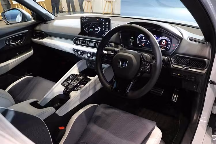 Để đảm bảo khả năng kiểm soát ổn định ở tốc độ cao, Honda đã trang bị cho Prelude e:HEV hàng loạt phụ tùng hiệu năng cao thường thấy trên các dòng xe đua đường phố. Hệ thống treo trước dạng Dual-Axis Strut kết hợp cùng giảm chấn thích ứng giúp xe vận hành linh hoạt và chính xác trong từng khúc cua.