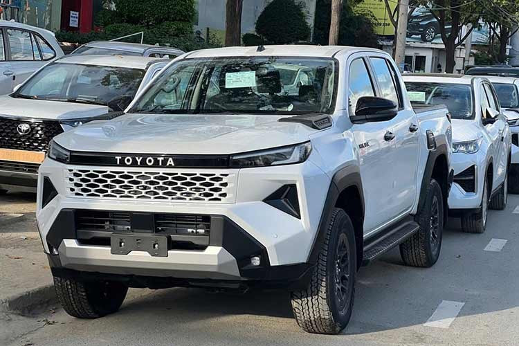 Toyota Hilux 2026 phiên bản xuất hiện tại đại lý chính hãng ở khu vực TP.HCM nhiều khả năng là bản 2.8 AT 4x2 với một số trang bị được rút gọn so với bản cao cấp. Bước sang thế hệ mới Toyota Hilux 2026 sở hữu thiết kế mạnh mẽ và hiện đại hơn với phong cách "Cyber Sumo".