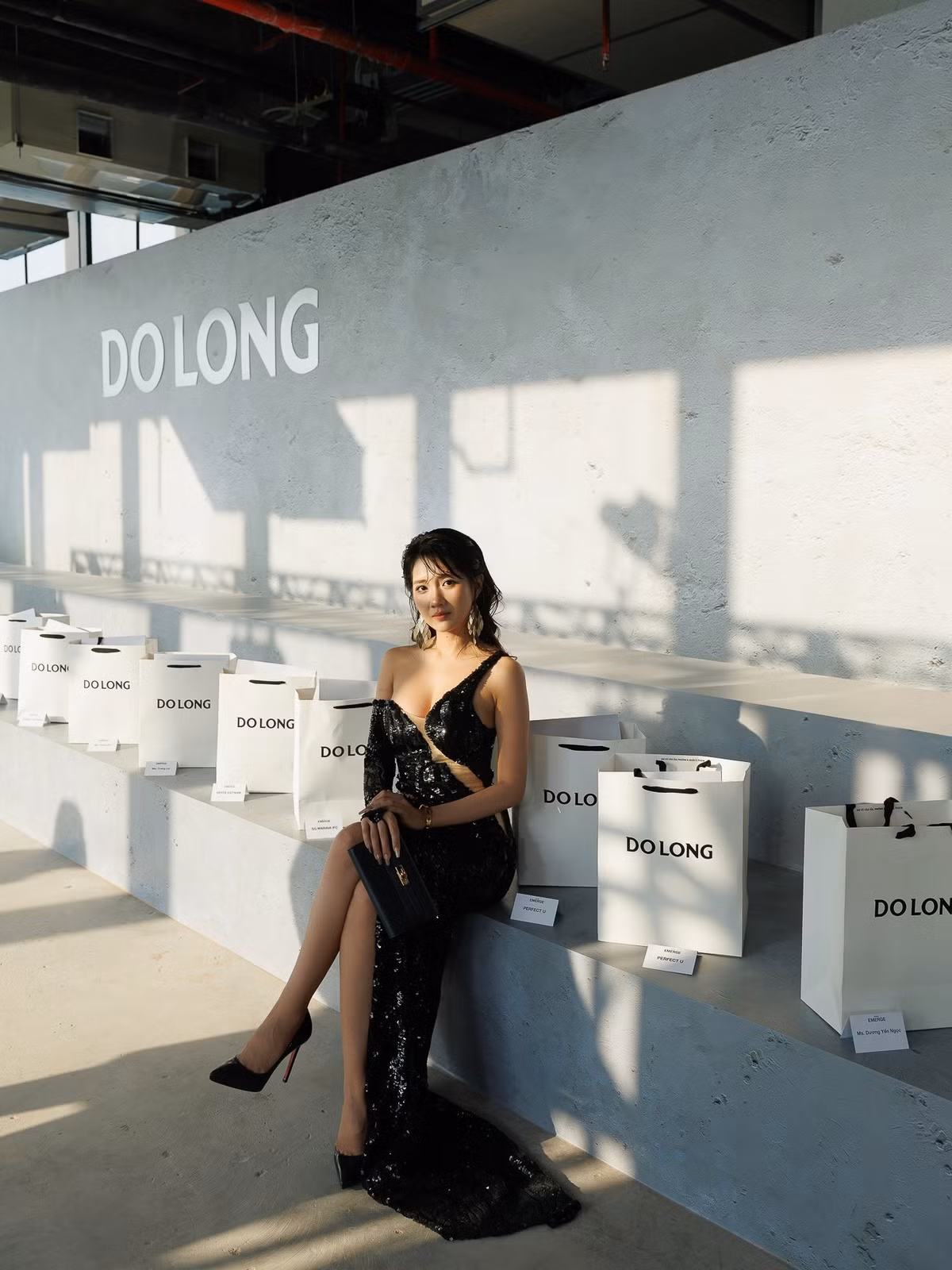 Nguyễn Hoàng Kiều Trinh, hay còn gọi là Kiều Trinh Xíu, là gương mặt nổi tiếng từ năm 2014 với biệt danh “hot girl trà sữa”, “hot girl vườn đào”. Cô được cộng đồng mạng biết đến rộng rãi nhờ những hình ảnh xinh đẹp, trong trẻo lan truyền mạnh mẽ trên mạng xã hội và thậm chí được báo chí quốc tế đăng tải.