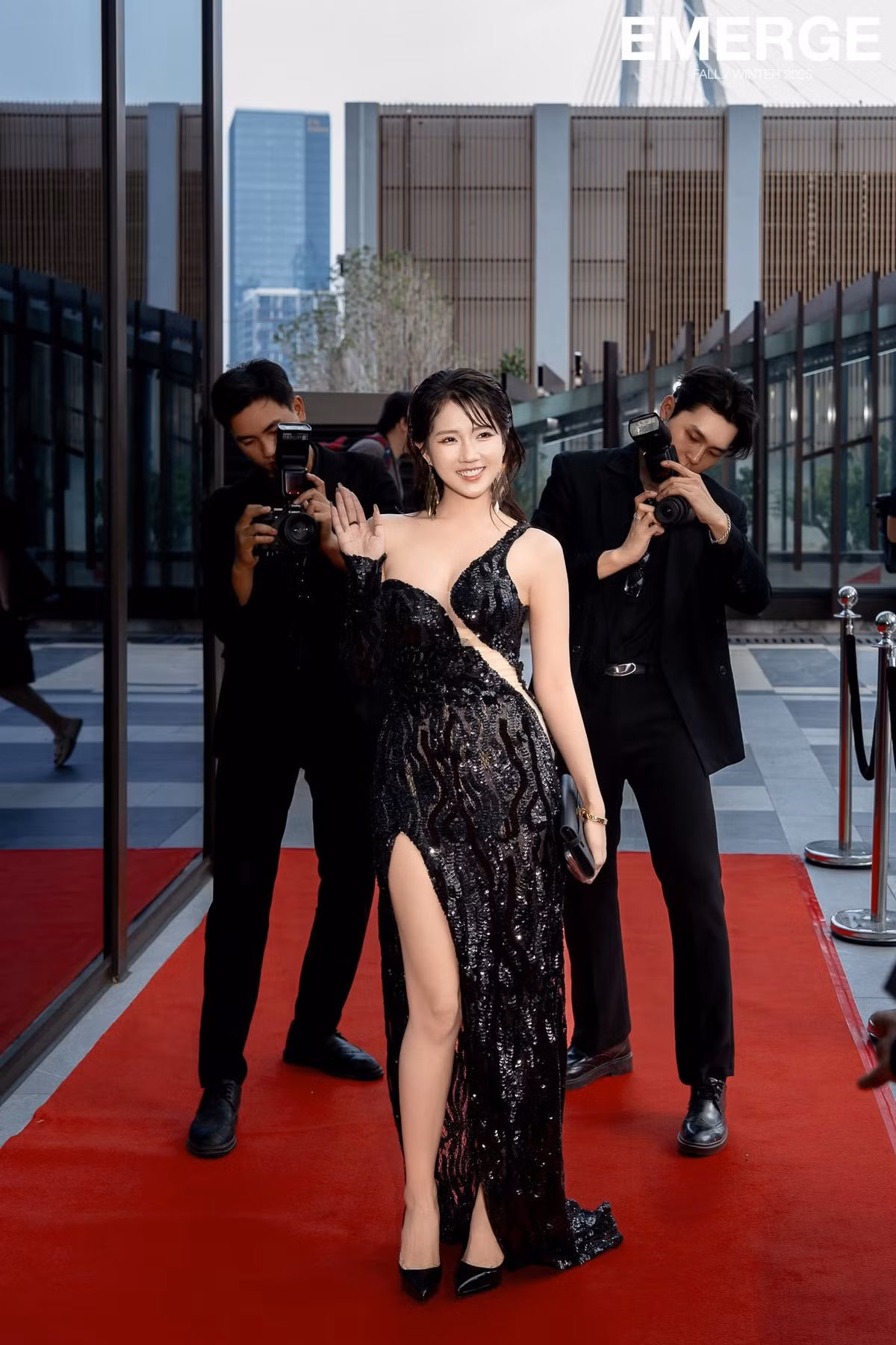 Kiểu trang điểm tông nude nhấn nhẹ vào đôi môi và ánh mắt giúp tôn lên đường nét tự nhiên, trong khi mái tóc uốn gợn nhẹ buông xõa sau lưng mang lại cảm giác mềm mại, nữ tính.