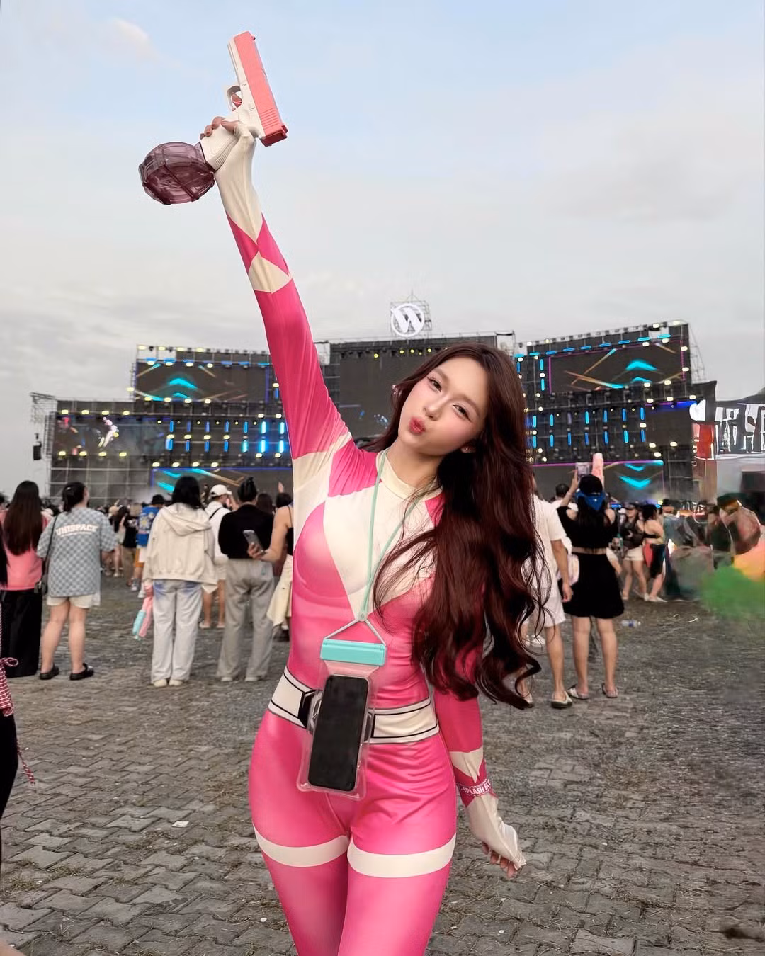 Màn "lên đồ" độc đáo và thông minh này của Karty Chang ngay lập tức nhận về "cơn mưa" lời khen từ cộng đồng mạng.