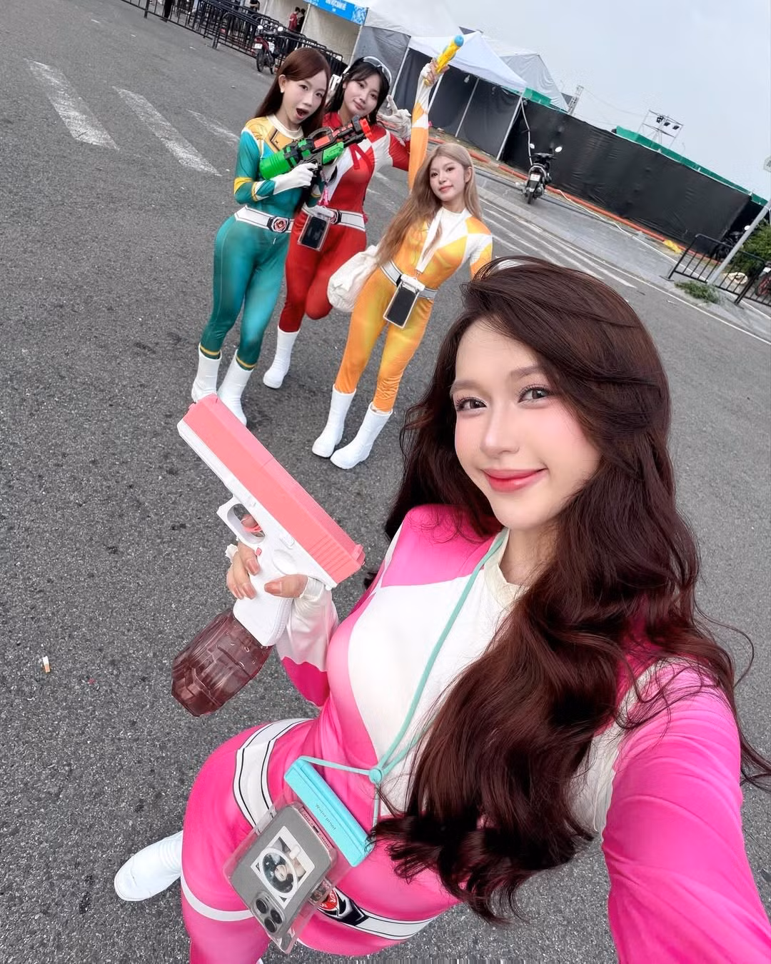 Karty Chang cùng tham gia với nhóm bạn và tất cả đều hóa thân thành những nữ siêu nhân quyến rũ.