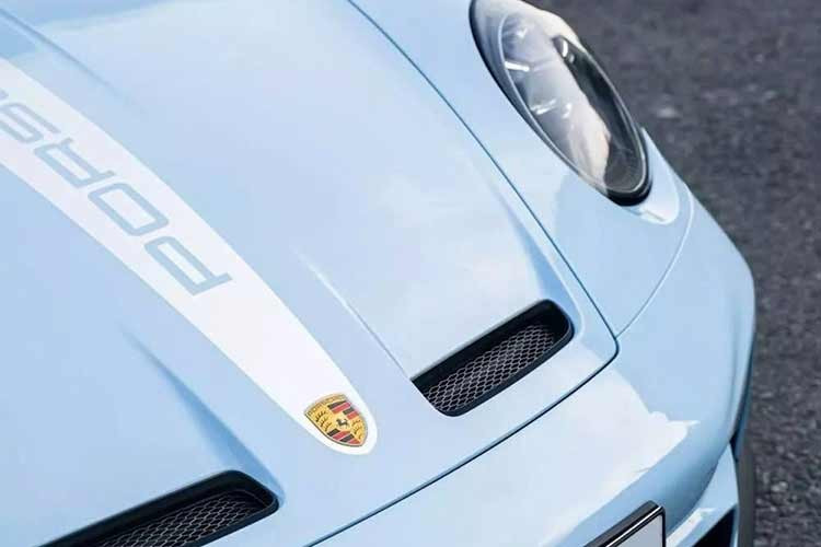 Có lẽ bạn khá tò mò vì sao lại nhắc tới Cường Đô la thì anh chính là chủ nhân đầu tiên của chiếc xe đua đường phố Porsche 911 GT3 này, xe thuộc bản đường đua với cánh gió đuôi cố định cỡ lớn, bên trong có khung chống lật.