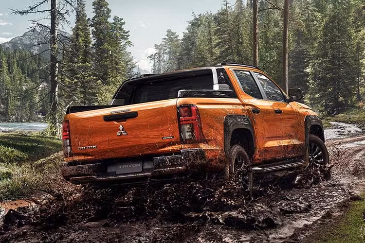Mitsubishi Triton 2026 bán tại Nhật Bản được nhập khẩu nguyên từ Thái Lan. Việc duy trì chất lượng toàn cầu kết hợp cùng những nâng cấp đặc thù cho thị trường khó tính như Nhật Bản cho thấy tham vọng của Mitsubishi trong việc thống trị phân khúc bán tải đa năng.