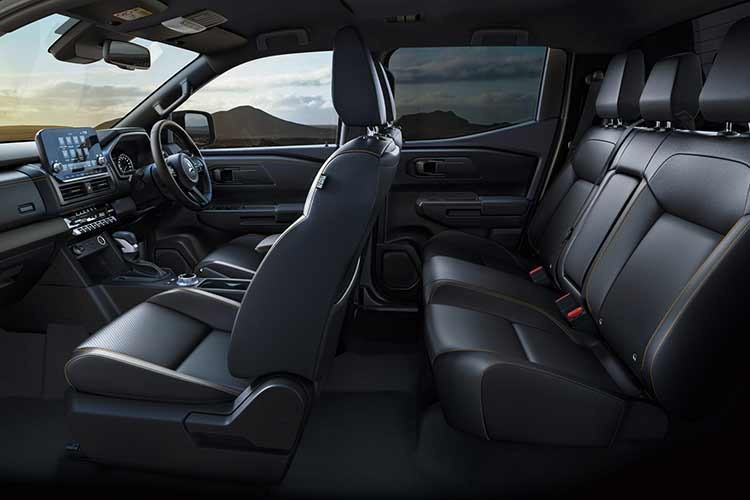 Bên cạnh sức mạnh vận hành, khoang cabin của Triton 2026 cũng được tái thiết kế để tiệm cận với tiêu chuẩn xe sang. Hãng xe Nhật Bản đã thay đổi vật liệu nội thất sang tông màu xám đậm Dark Titanium, mang lại cảm giác hiện đại và nam tính. Đáng chú ý,