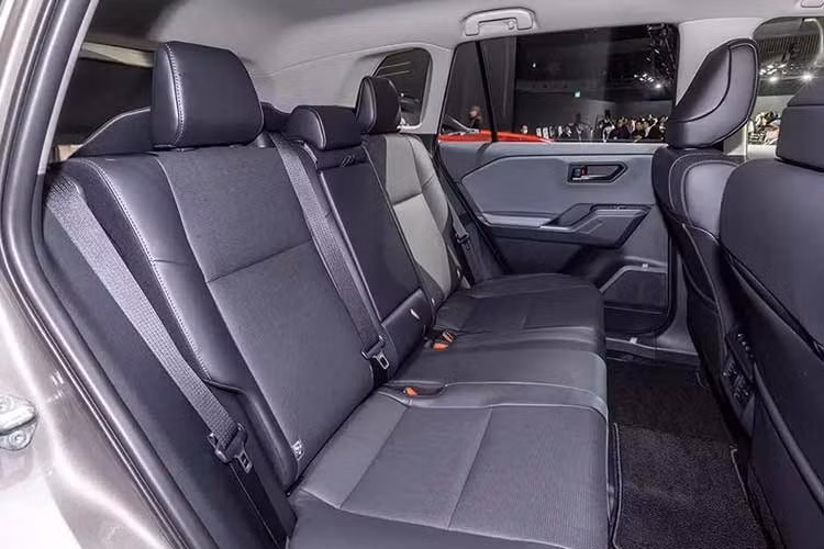 Toyota RAV4 2026 vẫn sử dụng nền tảng khung gầm GA-K từ thế hệ trước nhưng được cải tiến để tăng độ cứng xoắn và cải thiện độ cứng của hệ thống treo. Ngoài ra, hãng Toyota còn sử dụng keo dán giảm chấn cao ở sàn xe giúp RAV4 mới lướt mượt hơn và vào cua chính xác hơn.