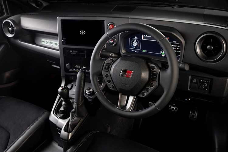 Hãng cho biết bánh trước và bánh sau sẽ được khóa khi tăng tốc, trong khi lực khóa sẽ giảm dần khi cần thiết lúc phanh. Các thiết lập phân bổ mô-men xoắn do Chủ tịch Toyota, Akio Toyoda (hay còn gọi là Morizo) phát triển đã được Ogier ưa chuộng.