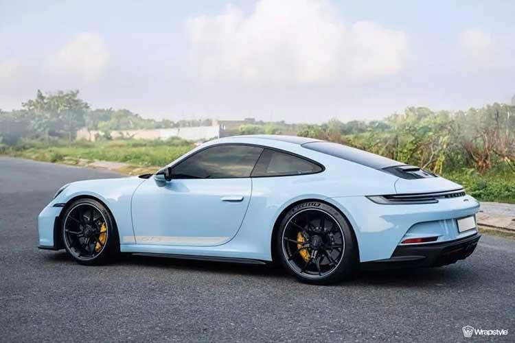 Bên trong nội thất Porsche 911 GT3, ghế ngồi dạng xe đua làm từ sợi carbon, sử dụng chất liệu da và Alcantara cho phần ghế ngồi. Nhìn chung tình trạng vẫn ở mức khá tốt, chỉ có phần bên hông ghế lái có vết nhăn nhẹ do quá trình lên xuống xe tạo thành.