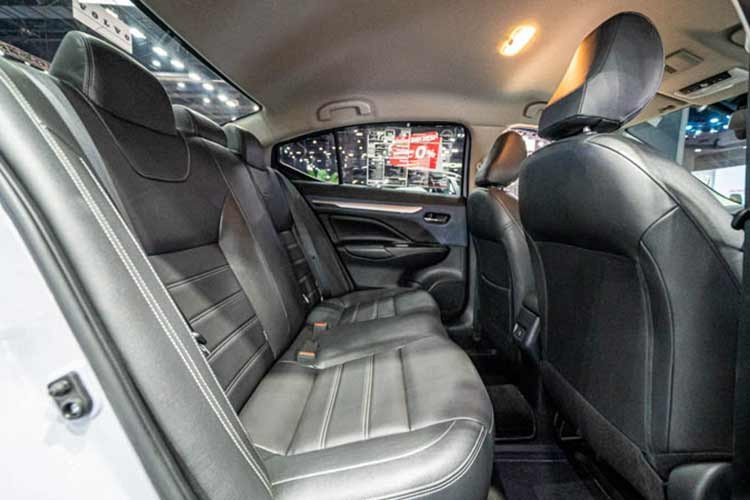 Xe có màn hình cảm ứng 8 inch hỗ trợ Apple CarPlay và Android Auto, hệ thống âm thanh từ 4 đến 6 loa tùy phiên bản, ghế nỉ hoặc da tổng hợp tùy cấu hình. Các công nghệ an toàn chủ động như phanh khẩn cấp, hỗ trợ khởi hành ngang dốc, cân bằng điện tử, và camera 360 độ cũng xuất hiện trên các phiên bản cao.