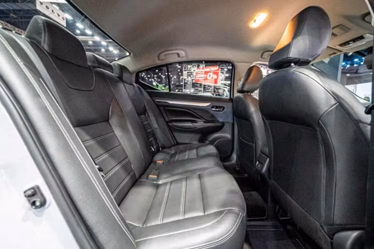 Xe có màn hình cảm ứng 8 inch hỗ trợ Apple CarPlay và Android Auto, hệ thống âm thanh từ 4 đến 6 loa tùy phiên bản, ghế nỉ hoặc da tổng hợp tùy cấu hình. Các công nghệ an toàn chủ động như phanh khẩn cấp, hỗ trợ khởi hành ngang dốc, cân bằng điện tử, và camera 360 độ cũng xuất hiện trên các phiên bản cao.