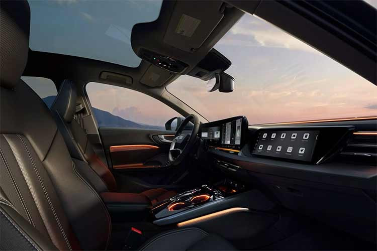 Một tính năng hoàn toàn mới được Audi tích hợp là camera hành trình chính hãng, được gắn ngay sau gương chiếu hậu và điều khiển trực tiếp trên màn hình trung tâm. Dữ liệu được lưu trữ vào thẻ SD, giúp người dùng dễ dàng truy xuất khi cần.