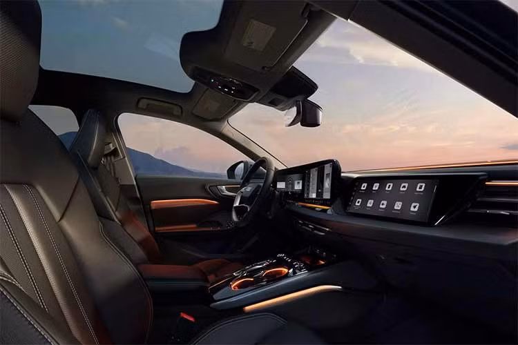 Một tính năng hoàn toàn mới được Audi tích hợp là camera hành trình chính hãng, được gắn ngay sau gương chiếu hậu và điều khiển trực tiếp trên màn hình trung tâm. Dữ liệu được lưu trữ vào thẻ SD, giúp người dùng dễ dàng truy xuất khi cần.