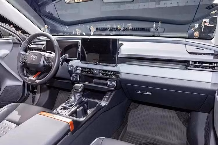 Kích thước hai phiên bản cũng có đôi chút khác biệt. Bản LTD HEV AWD có chiều dài 4.600 mm, trong khi bản ADV HEV AWD dài hơn một chút ở mức 4.620 mm và cao hơn (1.745 mm so với 1.695 mm). Thiết kế của xe chú trọng vào 3 điểm, bao gồm "Big Foot" (lốp xe to), "Lift-up" (khả năng vượt địa hình) và "Utility" (khoang hành lý tiện dụng).