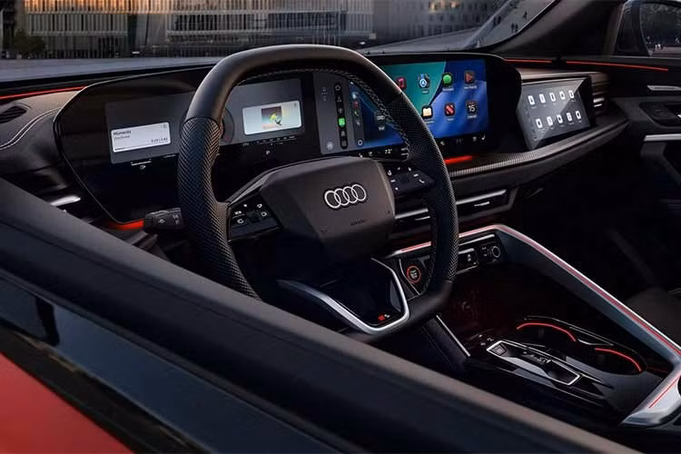 Ngoài ra, nội thất của A5 có thêm tùy chọn hệ thống âm thanh Bang &amp; Olufsen tích hợp loa trên tựa đầu, ghế thể thao và hệ thống treo S Sport. Cả hai mẫu xe đều có gói trang bị ngoại thất thể thao S line Black, đi kèm bộ mâm 19 inch (A5) hoặc 20 inch (Q5) và các chi tiết sơn đen nổi bật.