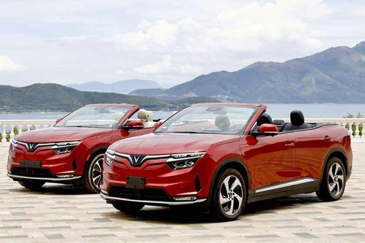 Hiện VinFast VF8 được phân phối hai phiên bản gồm Eco và Plus. Phiên bản Eco được trang bị động cơ điện công suất 260kW, 500Nm cùng khối pin có khả năng di chuyển được 420 km trong 1 lần sạc đầy. Phiên bản Plus có hiệu suất tốt hơn với công suất 300kW, 620 Nm nhưng lại chỉ có tầm hoạt động khoảng 400 km trong một lần sạc đầy.