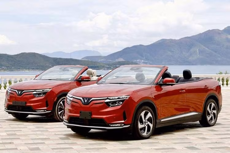 Hiện VinFast VF8 được phân phối hai phiên bản gồm Eco và Plus. Phiên bản Eco được trang bị động cơ điện công suất 260kW, 500Nm cùng khối pin có khả năng di chuyển được 420 km trong 1 lần sạc đầy. Phiên bản Plus có hiệu suất tốt hơn với công suất 300kW, 620 Nm nhưng lại chỉ có tầm hoạt động khoảng 400 km trong một lần sạc đầy.