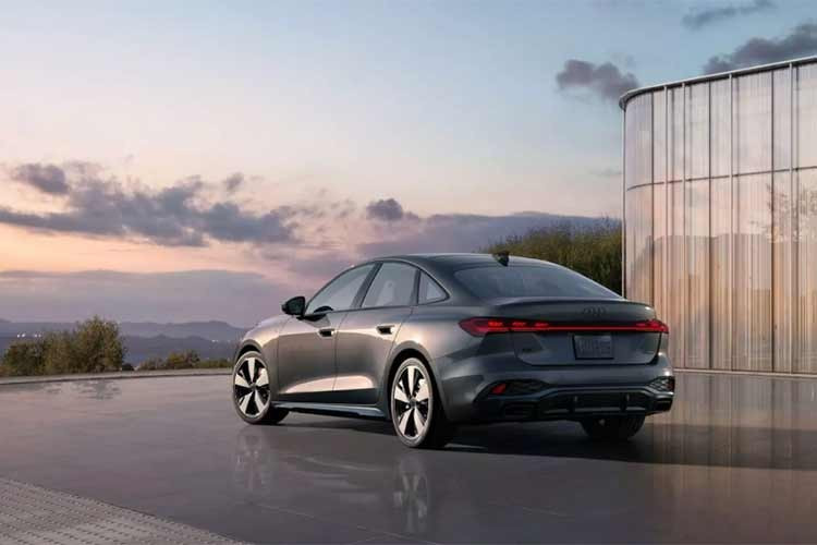 Giao diện mới được tinh giản, hiển thị trực quan hơn, giúp người lái thao tác nhanh chóng mà không bị xao nhãng. Đáng chú ý, cụm đồng hồ ảo (Virtual Cockpit) cho phép hiển thị các ứng dụng điện thoại thông minh, trong khi hành khách phía trước có thể sử dụng tai nghe Bluetooth để xem nội dung riêng biệt.