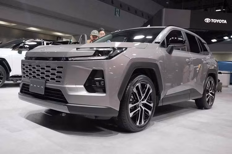 Toyota Motor Philippines (TMP) đang chuẩn bị cho một năm 2026 đầy sôi động với sự trở lại đáng chú ý của mẫu SUV hút khách Toyota RAV4. Theo dữ liệu từ Bộ Năng lượng Philippines (DOE), thế hệ thứ sáu hoàn toàn mới của RAV4 đã xuất hiện trong danh sách xe điện được công nhận, cho thấy ngày ra mắt không còn xa.