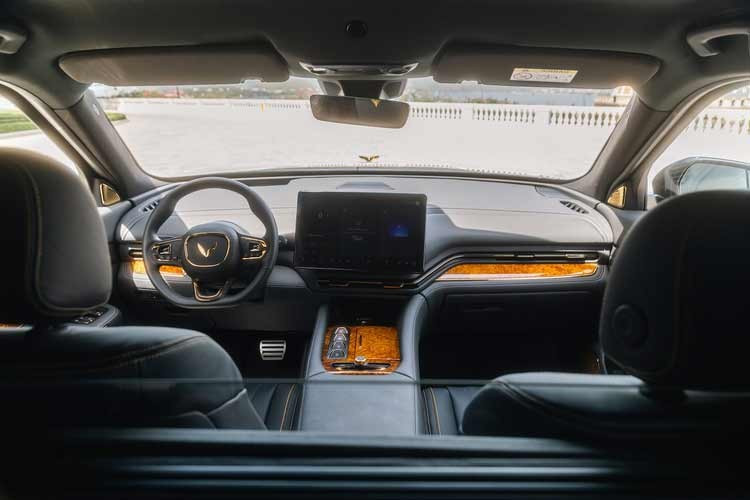 Vào tháng 1/2026, các đại lý VinFast hiện đã bắt đầu nhận cọc cho bản tiêu chuẩn của mẫu xe này. Giá bán chính thức của mẫu xe này hiện vẫn chưa được công bố nhưng dự kiến sẽ rơi vào khoảng 5 tỷ đồng. Xe có thể được giảm giá trực tiếp 4% dựa trên giá niêm yết, tương đương 200 triệu đồng.