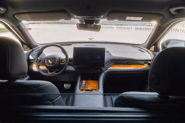 Vào tháng 1/2026, các đại lý VinFast hiện đã bắt đầu nhận cọc cho bản tiêu chuẩn của mẫu xe này. Giá bán chính thức của mẫu xe này hiện vẫn chưa được công bố nhưng dự kiến sẽ rơi vào khoảng 5 tỷ đồng. Xe có thể được giảm giá trực tiếp 4% dựa trên giá niêm yết, tương đương 200 triệu đồng.