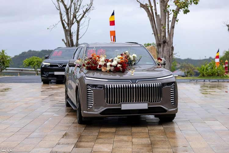 Chưa dừng ở đó, toàn bộ dàn xe đưa đón tại đám cưới và lễ hằng thuận của Minh Hoàng - Phương Nhi đều mang thương hiệu VinFast. Nổi bật trong số này có chiếc VinFast Lạc Hồng 900 LX mới ra mắt. Đây là dòng SUV hạng sang đã lần đầu tiên trình làng vào hồi cuối tháng 8/2025 với 2 phiên bản, bao gồm tiêu chuẩn và chống đạn.