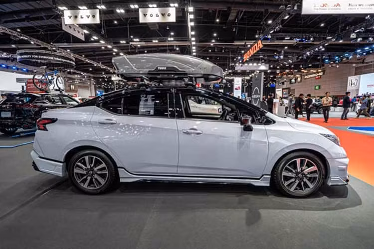 Dù mang đến nhiều nâng cấp, Nissan Almera 2026 vẫn duy trì kiểu dáng tổng thể quen thuộc, chỉ tinh chỉnh một vài chi tiết để tăng vẻ thể thao và hiện đại. Điểm nhấn ngoại thất là lưới tản nhiệt sơn đen bóng thay vì mạ crôm như trước, cản trước dưới chuyển sang màu đen thay vì đồng màu thân xe.