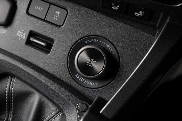 Ngoài ra, một tấm biển đánh số seri, càng làm nổi bật tính đặc biệt và hiếm có của chiếc xe thể thao mạnh mẽ này. Hiện chưa có thông tin về hiệu năng, vì vậy nhiều khả năng mẫu xe này vẫn sử dụng động cơ 3 xi-lanh 1.6L tương tự, sản sinh công suất 276 mã lực.