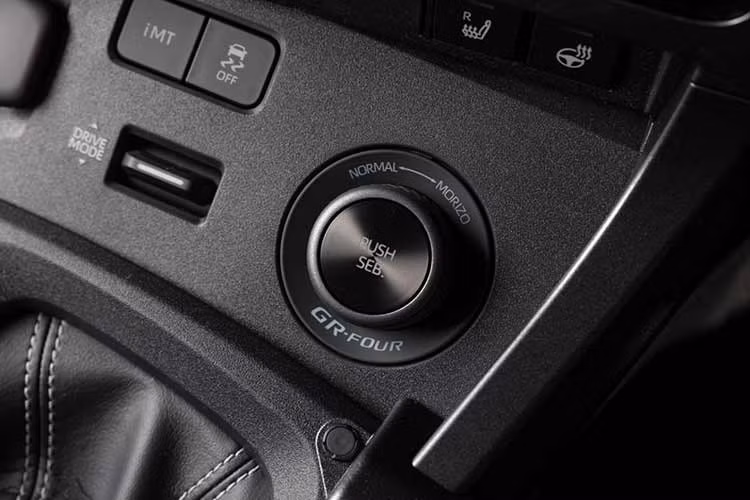 Ngoài ra, một tấm biển đánh số seri, càng làm nổi bật tính đặc biệt và hiếm có của chiếc xe thể thao mạnh mẽ này. Hiện chưa có thông tin về hiệu năng, vì vậy nhiều khả năng mẫu xe này vẫn sử dụng động cơ 3 xi-lanh 1.6L tương tự, sản sinh công suất 276 mã lực.