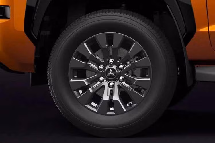 Để tối ưu khả năng kiểm soát, Mitsubishi còn tích hợp cho Triton thế hệ mới công nghệ Active Yaw Control, giúp xe vào cua ổn định và an toàn ngay cả trong những điều kiện địa hình phức tạp nhất.