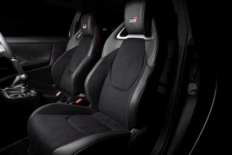 Bên trong chiếc xe hatchback thể thao hợp pháp trên đường phố này, bạn sẽ thấy cần phanh tay bọc da dạng dọc với đường chỉ khâu màu xám, cũng như vô lăng GR với dây ba màu. Xe có màn hình hiển thị thông tin GR TFT độc quyền (chế độ SEB / Morizo).