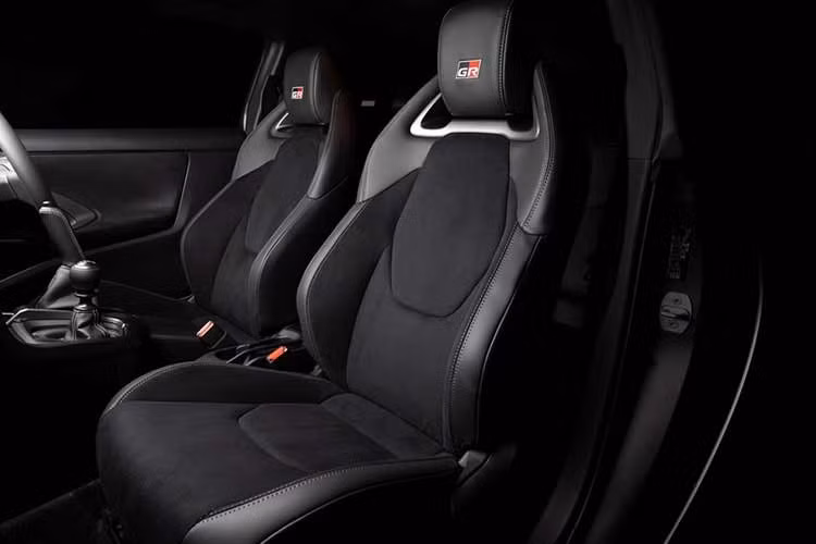 Bên trong chiếc xe hatchback thể thao hợp pháp trên đường phố này, bạn sẽ thấy cần phanh tay bọc da dạng dọc với đường chỉ khâu màu xám, cũng như vô lăng GR với dây ba màu. Xe có màn hình hiển thị thông tin GR TFT độc quyền (chế độ SEB / Morizo).