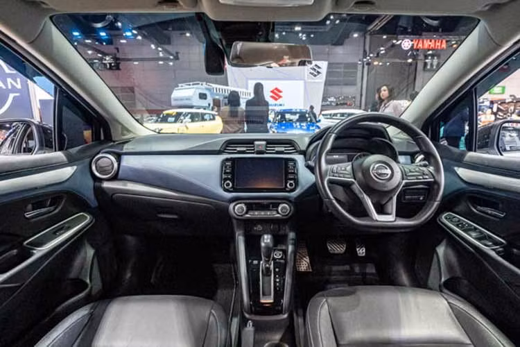 Trong khi đó, bản EL giữ nguyên mức giá nhưng hệ thống điều hòa không còn là loại tự động mà chuyển về dạng chỉnh tay. Hai phiên bản cao hơn là V và VL được nâng cấp nội thất với chất liệu da tổng hợp màu đen, chỉ khâu cam thể thao thay cho màu xanh nhạt ở đời cũ.