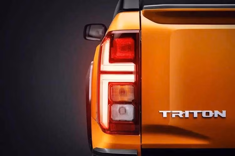 "Trái tim" của xe là khối động cơ diesel 2.4L tăng áp kép (Twin-Turbo) đầy uy lực, sản sinh công suất 204 mã lực và mô-men xoắn cực đại 470 Nm. Toàn bộ sức mạnh được truyền qua hộp số tự động 6 cấp kết hợp cùng hệ dẫn động Super Select 4WD II trứ danh.