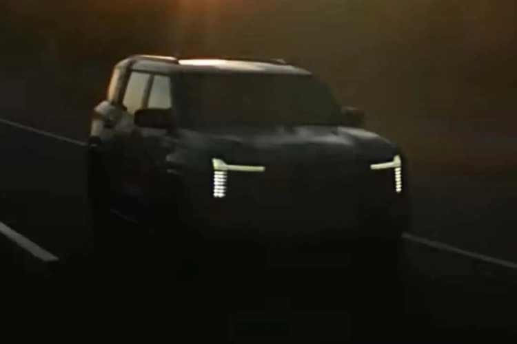 Chiếc xe thử nghiệm hiện đang có mặt tại Úc được cho là chiếc thứ 44 trong số các nguyên mẫu tiền sản xuất. Mã VIN bắt đầu bằng “MMA” xác nhận xe được sản xuất tại nhà máy của Mitsubishi Motors tại Thái Lan – nơi hiện đang lắp ráp Triton, Pajero Sport thế hệ hiện hành và cả Nissan Navara thế hệ mới.