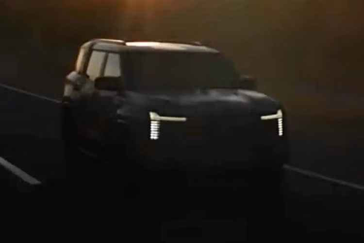 Chiếc xe thử nghiệm hiện đang có mặt tại Úc được cho là chiếc thứ 44 trong số các nguyên mẫu tiền sản xuất. Mã VIN bắt đầu bằng “MMA” xác nhận xe được sản xuất tại nhà máy của Mitsubishi Motors tại Thái Lan – nơi hiện đang lắp ráp Triton, Pajero Sport thế hệ hiện hành và cả Nissan Navara thế hệ mới.