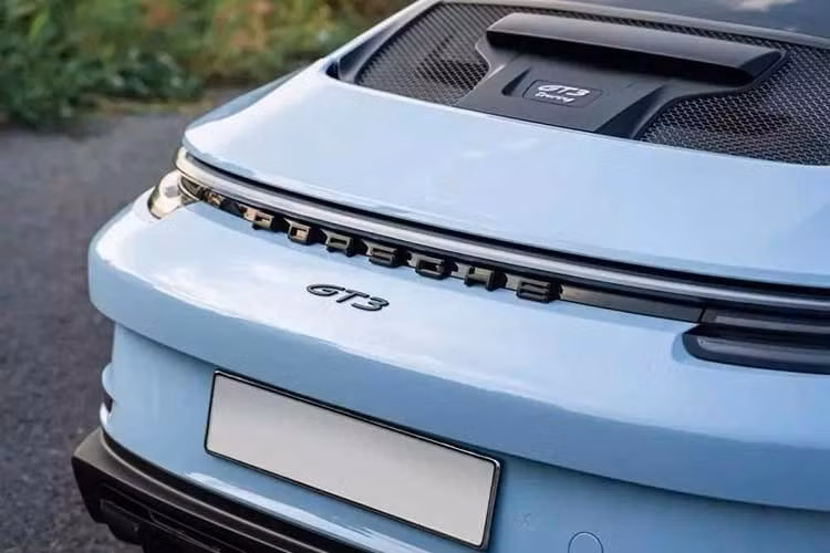 Nhưng sau 1 thời gian sử dụng, xe đã được tay chơi siêu xe đình đám nhất Việt Nam đưa về cấu hình Porsche 911 GT3 Touring, tháo bỏ cánh gió và cài phần mềm để bảng đồng hồ thể hiện đây là bản đường phố êm ái.