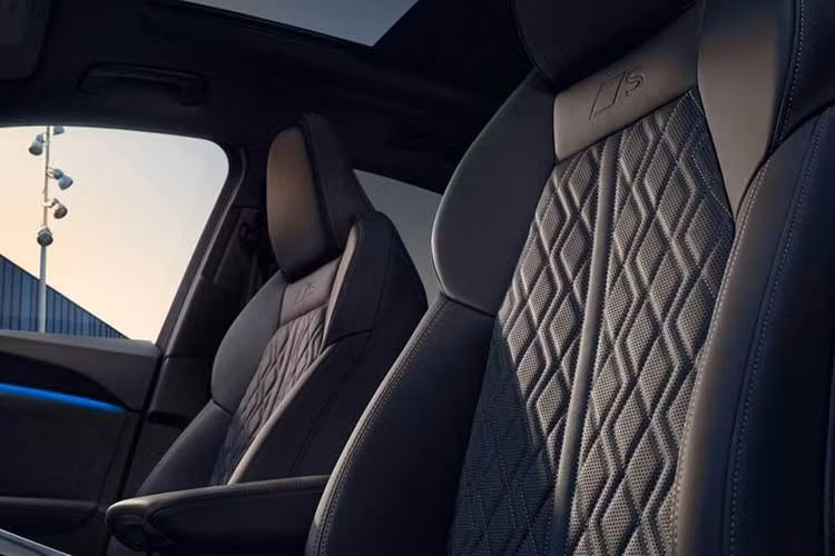 Hệ thống hỗ trợ đỗ xe Park Assist Pro cũng được nâng cấp, cho phép xe tự động đánh lái khi lùi vào chỗ trong phạm vi 50 mét. Ngoài ra, xe có thể ghi nhớ tối đa 5 thao tác đỗ xe khác nhau (dài tới 200 mét mỗi thao tác) và tự thực hiện khi xe di chuyển trong khu vực riêng.