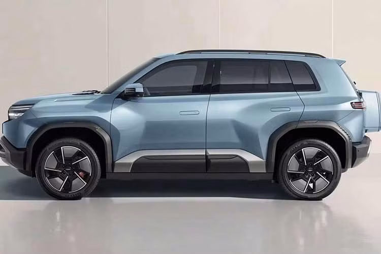 Phần đầu xe tiếp tục sử dụng lưới tản nhiệt đóng kín màu đen cùng cản trước với cấu trúc hình thang. Phía sau có đèn hậu đặt dọc, lốp dự phòng gắn trên cửa cốp và cản sau hình thang tương tự thiết kế phía trước. Màu sắc cản trước/sau và ốp cửa có thể thay đổi theo nhu cầu của khách hàng.