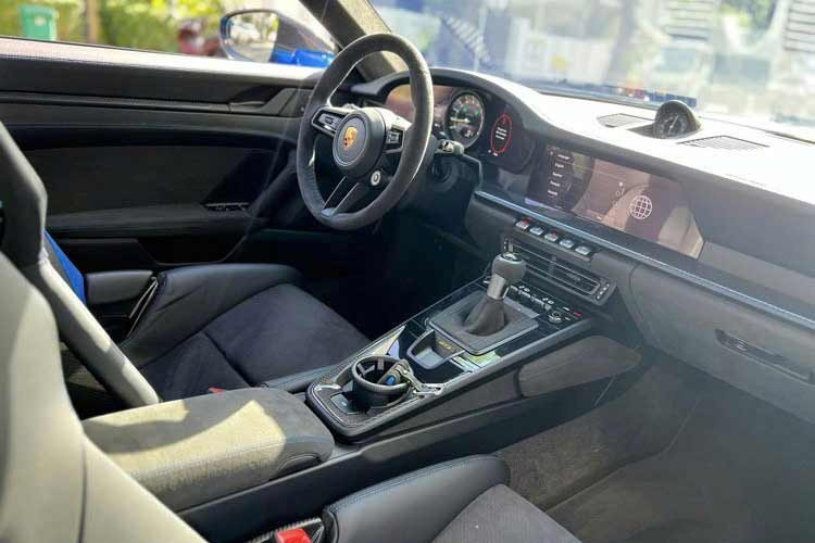 Chiếc xe thể thao Porsche 911 GT3 2022 này gây ấn tượng nhất chính là việc áp dụng nhiều công nghệ tiên tiến và còn được ra đời với sự hỗ trợ của bộ phận xe đua.